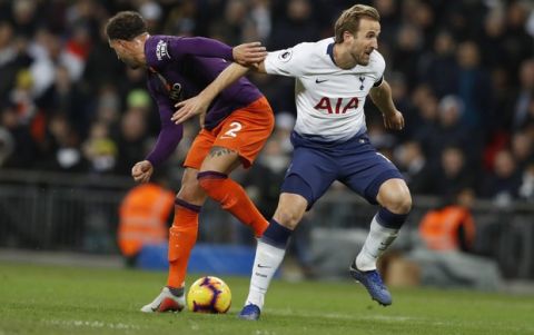 Manchester City's Kyle Walker, left, challenges for the ball with Tottenham's Harry Kane during the English Premier League soccer match between Tottenham Hotspur and Manchester City at Wembley stadium in London, England, Monday, Oct. 29, 2018. (AP Photo/Alastair Grant)