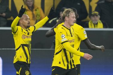 Dortmund's Donyell Malen, left, celebrates with teammates after scoring his sides first goal during to the Champions League opening phase soccer match between Borussia Dortmund and Sturm Graz in Dortmund, Germany, Tuesday, Nov. 5, 2024. (AP Photo/Martin Meissner)