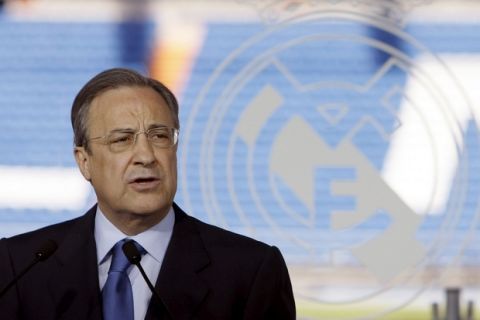 MD32. MADRID, 01/06/09.- Florentino Pérez, durante su toma de posesión como presidente del Real Madrid en un acto celebrado hoy en el palco de honor del Santiago Bernabéu, donde pidió la "unidad de los socios" y se comprometió a trabajar con su junta directiva para que el club "sea considerado el mejor del siglo XXI". EFE/Ballesteros ESPAÑA-FÚTBOL-REAL MADRID
EFE_010609_1418_DEP(0257).jpg