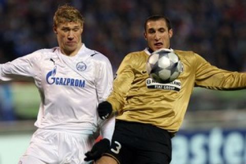 Pavel Pogrebnyak (L) of Russia's Zenit vies with Giorgio Chiellini (R) of Italy's Juventus during their Champions League group H football match in St.Petersburg on November 25, 2008. AFP PHOTO / KIRILL KUDRYAVTSEV (Photo credit should read KIRILL KUDRYAVTSEV/AFP/Getty Images)