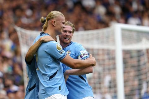 Manchester City's Erling Haaland, centre, celebrates after scoring his side's opening goal during the English Premier League soccer match between Chelsea and Manchester City at Stamford Bridge stadium in London, England, Sunday, Aug, 18, 2024. (AP Photo/Dave Shopland)