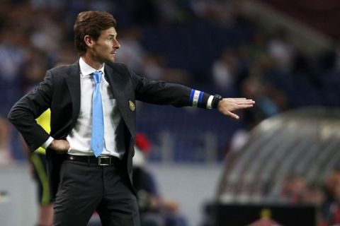 Porto's coach Andre Villas Boas gestures during the Europa League quarter-final first leg soccer match against Spartak Moscow at Dragao stadium in Porto April 7, 2011. REUTERS/Jose Manuel Ribeiro (PORTUGAL - Tags: SPORT SOCCER)