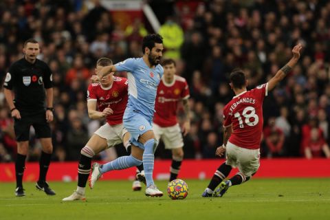 Football - 2021 / 2022 Premier League - Manchester United, ManU vs Manchester City - Old Trafford - Saturday 6th November 2021 Ilkay Gundogan goes past Scott McTominay and Bruno Fernandes of Manchester United, at Old Trafford. PUBLICATIONxNOTxINxUK 