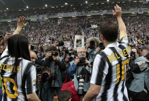 Juventus' Alessandro Del Piero celebrates with his wife Sonia Amoruso after winning their 28th Italian Serie A title at the end of their match against Atalanta at the Juventus stadium in Turin May 13, 2012. REUTERS/Stefano Rellandini  (ITALY - Tags: SPORT SOCCER)