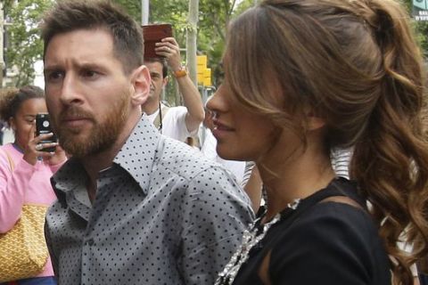 FC Barcelona's Lionel Messi, left, and his girlfriend Antonella Roccuzzo arrive for a commercial event in Barcelona, Spain, Wednesday, May 17, 2017. (AP Photo/Manu Fernandez)