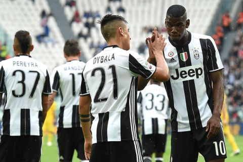 TURIN, ITALY - MAY 14:  Paulo Dybala (L) of Juventus FC celebrates after scoring his goal from the penalty spot with team mate Paul Pogba during the Serie A match between Juventus FC and UC Sampdoria at Juventus Arena on May 14, 2016 in Turin, Italy.  (Photo by Valerio Pennicino/Getty Images)