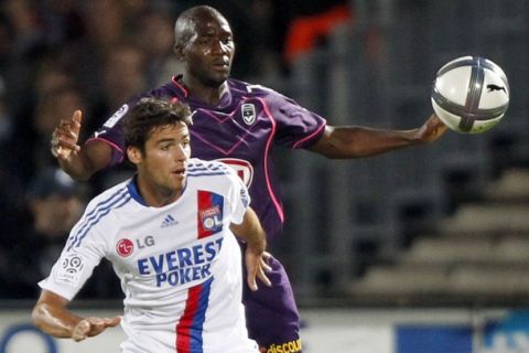 Alou Diarra (R) of Girondins Bordeaux fights for the ball with Yoann Gourcuff (L) of Olympique Lyon during their French Ligue 1 soccer match at the Chaban Delmas stadium in Bordeaux, southwestern France, September 19, 2010. REUTERS/Regis Duvignau (FRANCE - Tags: SPORT SOCCER)