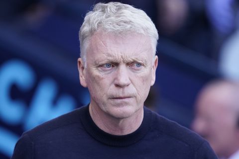 West Ham's manager David Moyes attends the start of the English Premier League soccer match between Manchester City and West Ham United at the Etihad Stadium in Manchester, England, Sunday, May 19, 2024. (AP Photo/Dave Thompson)