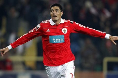 Benfica's Oscar Cardozo celebrates his second goal against Beira Mar during their Portuguese Premier League soccer match at Aveiro city stadium November 28, 2010.   REUTERS/Jose Manuel Ribeiro (PORTUGAL - Tags: SPORT SOCCER)