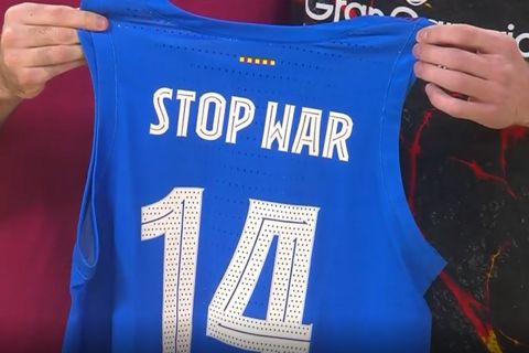 Παρα δύο 100 η Μπαρτσελόνα, που έδωσε φανέλα "Stop War" στον Αρτέμ Πουστόβι