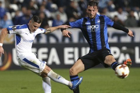 Apollon's Esteban Sachetti, left, fights for the ball with Atalanta's Bryan Cristante during the Europa League group E soccer match between Apollon Limassol and Atalanta at the GSP stadium, in Nicosia, Cyprus, on Thursday, Nov. 2, 2017. (AP Photo/Petros Karadjias)