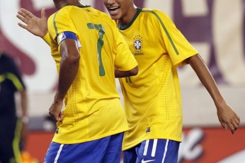 Brazil's Neymar (R) celebrates his goal against the U.S. with teammate Robinho in the first half of their international friendly soccer match at the New Meadowlands stadium in East Rutherford, New Jersey August 10, 2010. REUTERS/Mike Segar (UNITED STATES - Tags: SPORT SOCCER)