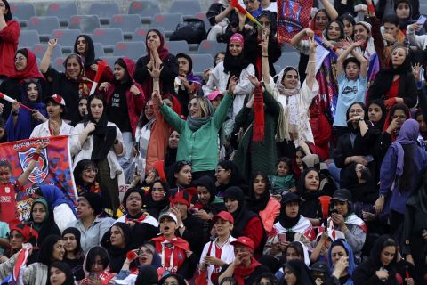 Ιρανές παρακολουθούν αγώνα του AFC Champions League 