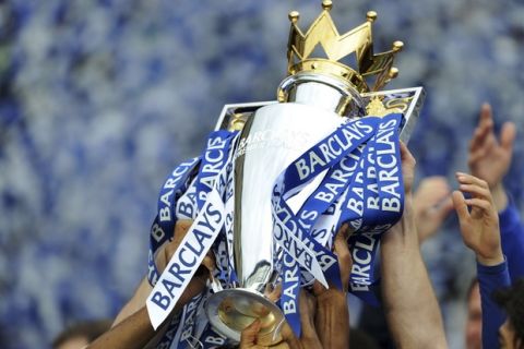 Chelsea players celebrate with trophy after winning the English Premier League at Stamford Bridge in London May 9, 2010. Chelsea defeated Wigan Athletic 8-0 in the last match of the season.    REUTERS/Dylan Martinez  (BRITAIN - Tags: SPORT SOCCER) NO ONLINE/INTERNET USAGE WITHOUT A LICENCE FROM THE FOOTBALL DATA CO LTD. FOR LICENCE ENQUIRIES PLEASE TELEPHONE ++44 (0) 207 864 9000
Picture Supplied by Action Images *** Local Caption *** 2010-05-09T191937Z_01_DJM134_RTRIDSP_3_SOCCER-ENGLAND.jpg