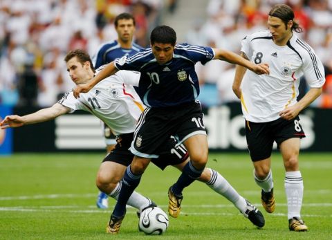 BERLIN - JUNE 30: Juan Riquelme of Argentina surges forward under pressure from Miroslav Klose (L) and  Torsten Frings of Germany during the FIFA World Cup Germany 2006 Quarter-final match between Germany   and Argentina played at the Olympic Stadium on June 30, 2006 in Berlin, Germany.  (Photo by Shaun Botterill/Getty Images)