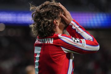 Atletico Madrid's Antoine Griezmann reacts after missing a chance during to the Champions League opening phase soccer match between Atletico Madrid and RB Leipzig at the Metropolitano stadium, in Madrid, Thursday, Sept. 19, 2024. (AP Photo/Manu Fernandez)