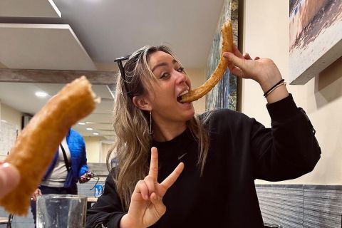 Η Πάουλα Μπαντόσα τρώει churros