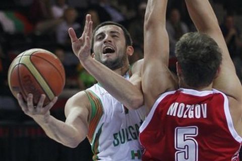 Bulgaria's Filip Videnov, left, challenges for the ball with Russia's Timofey Mozgov during their EuroBasket European Basketball Championship Group D match in Klaipeda, Lithuania, Sunday Sept. 4, 2011. (AP Photo/Darko Vojinovic)