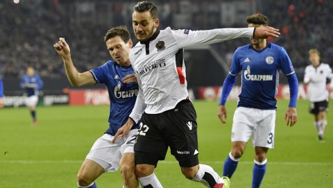 Nice's Anastasios Donis and Schalke's Sascha Riether, left, challenge for the ball during the Europa League group I soccer match between FC Schalke 04 and OGC Nice in Gelsenkirchen, Germany, Thursday, Nov. 24, 2016 . (AP Photo/Martin Meissner)