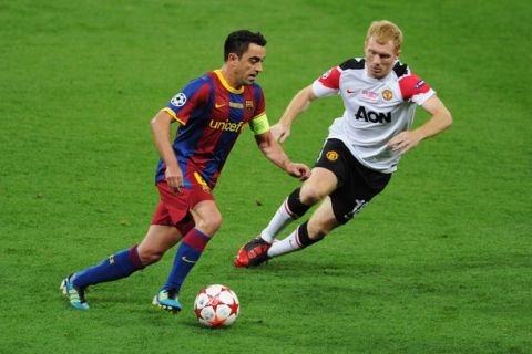 LONDON, ENGLAND - MAY 28:  Xavi of FC Barcelona is watched by Paul Scholes of Manchester United during the UEFA Champions League final between FC Barcelona and Manchester United FC at Wembley Stadium on May 28, 2011 in London, England.  (Photo by Michael Regan/Getty Images)