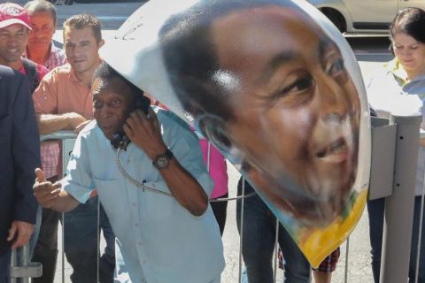 The former Brazilian player Edson Arantes do Nascimento Pele, during signing the custom Phonebooth VIVO Call Parade in front of the MASP, in the region of Paulista Avenue in So Paulo on Thursday, 08 (Photo: Vanessa Carvalho / Brazil Photo Press).