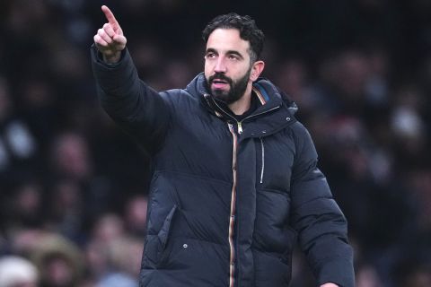 Manchester United's manager Ruben Amorim reacts during the English League Cup quarter-final soccer match between Tottenham and Manchester United, at the Tottenham Hotspur Stadium in London, Thursday, Dec. 19, 2024. (AP Photo/Dave Shopland )