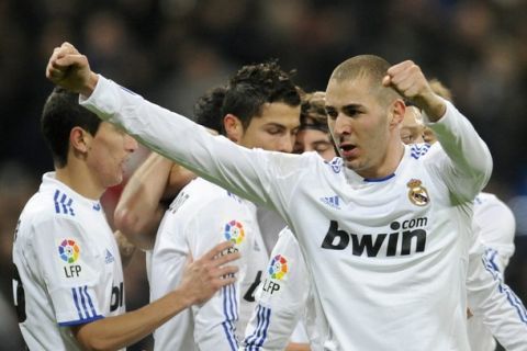 Real Madrid's Karim Benzema (front) celebrates after scoring against Mallorca during their Spanish first division soccer match at the Santiago Bernabeu stadium in Madrid January 23, 2011.  REUTERS/Felix Ordonez (SPAIN - Tags: SPORT SOCCER)