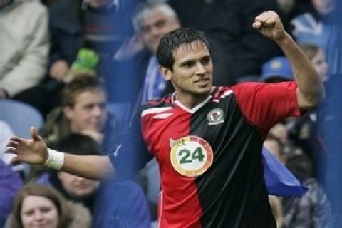 Blackburn Rovers' Roque Santa Cruz celebrates after he scored against Portsmouth, during their English Premier League soccer match at Fratton Park stadium, Portsmouth, England, Sunday April 27, 2008. Rovers won the match 1-0. (AP Photo/Lefteris Pitarakis) ** NO INTERNET/MOBILE USAGE WITHOUT FAPL LICENCE - SEE IPTC SPECIAL INSTRUCTIONS FIELD FOR DETAILS **