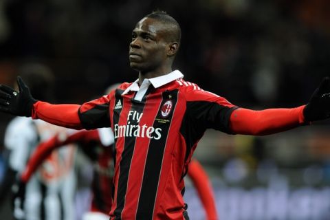 MILAN, ITALY - FEBRUARY 03:  Mario Balotelli of AC Milan celebrates after scoring his second goal from the penalty spot during the Serie A match between AC Milan and Udinese Calcio at San Siro Stadium on February 3, 2013 in Milan, Italy.  (Photo by Claudio Villa/Getty Images)