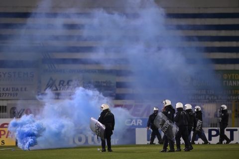 Στιγμές έντασης στο γήπεδο του Περιστερίου