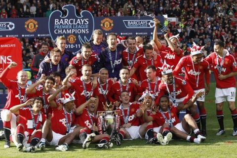 Manchester United's players celebrate with the English Premier League trophy following their English Premier League soccer match against Blackpool at Old Trafford, northern England, May 22, 2011.   REUTERS/Darren Staples  (BRITAIN - Tags: SPORT SOCCER IMAGES OF THE DAY) NO ONLINE/INTERNET USAGE WITHOUT A LICENCE FROM THE FOOTBALL DATA CO LTD. FOR LICENCE ENQUIRIES PLEASE TELEPHONE ++44 (0) 207 864 9000