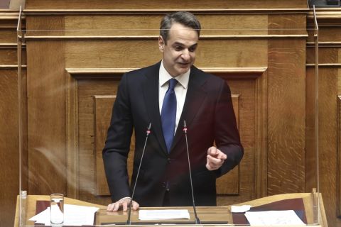 Μητσοτάκης στη Βουλή: "Κι εγώ θέλω να καρφώνω σαν τον Αντετοκούνμπο, αλλά δεν μπορώ"