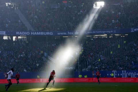 ARCHIV - Fuball Bundesliga, Hamburger SV - Hannover 96 am 02.02.2008 in der HSH Nordbankarena in Hamburg: Die Sonne wirft ¸ber Hannovers Jiri Stajner (Tschechien) einen Lichtstrahl auf den Rasen. Das Bild des dpa-Fotografen Maurizio Gambarini ist am Donnerstag (26.03.2008) mit dem 1. Platz im Wettbewerb "dpa-Bild des Jahres" in der Kategorie Sport ausgezeichnet worden. Zum achten Mal hat die dpa Deutsche Presse-Agentur GmbH das "dpa-Bild des Jahres" prmiert. Foto: Maurizio Gambarini +++(c) dpa - Report+++ +++(c) dpa - Report+++