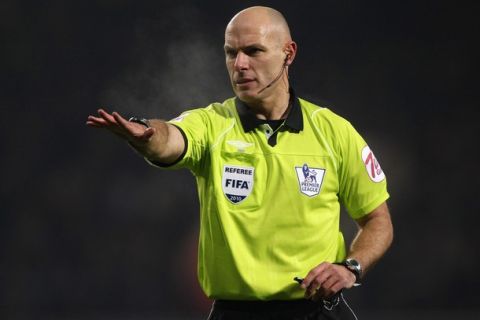 LONDON, ENGLAND - DECEMBER 28:  Referee Howard Webb makes a decision during the Barclays Premier League match between West Ham United and Everton at the Boleyn Ground on December 28, 2010 in London, England.  (Photo by Scott Heavey/Getty Images)