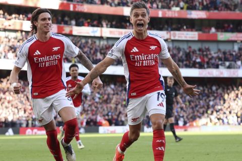 Arsenal's Leandro Trossard celebrates after scoring his side's fourth goal during the English Premier League soccer match between Arsenal and Leicester City at the Emirates Stadium in London, Saturday, Sept. 28, 2024. (AP Photo/Ian Walton)