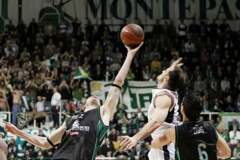 Montepaschi's Siena Kristof Lavrinovic (L) and Efes Pilsen's Igor Rakocevic fight for the ball during their Euroleague basketball top 16 match, on February 14, 2011 in Siena.
AFP PHOTO/ FABIO MUZZI (Photo credit should read FABIO MUZZI/AFP/Getty Images)