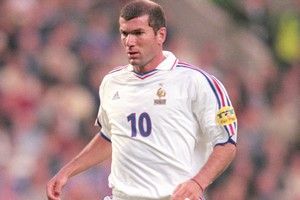 28 Jun 2000:  Zinedine Zidane (No.10 Shirt) of France in action during the European Championships 2000 Semi Final match against Portugal at the King Baudouin Stadium, Brussels, Belgium. France won 2-1 after extra time and on the Golden Goal. \ Mandatory Credit: Shaun Botterill /Allsport