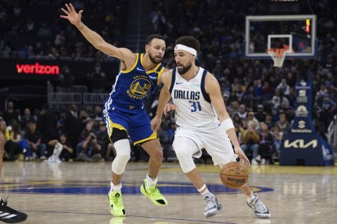 El escolta de los Warriors de Golden State , Stephen Curry (30), se defiende del escolta de los Mavericks de Dallas, Klay Thompson (31), durante la primera mitad de un partido de baloncesto de la NBA, el domingo 15 de diciembre de 2024, en San Francisco. (AP Foto/Benjamin Fanjoy)