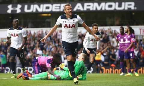 LONDON, ENGLAND - SEPTEMBER 18: Harry Kane of Tottenham Hotspur celebrates scoring his sides first goal  during the Premier League match between Tottenham Hotspur and Sunderland at White Hart Lane on September 18, 2016 in London, England.  (Photo by Julian Finney/Getty Images)