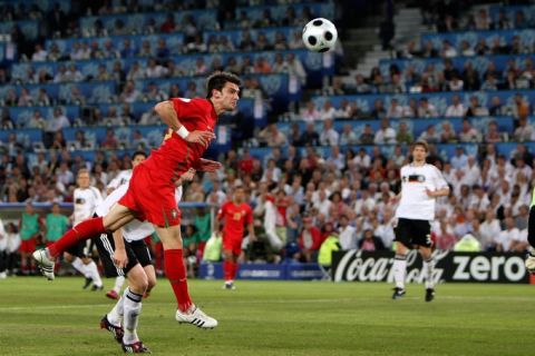 firo
Fussball EM 2008 , EURO 2008 ,                     19.06.2008
Fu§ball Europameisterschaft
Nationalmannschaft      Achtelfinale
Spiel M25, POR - GER, Portugal - Deutschland  2:3
Enttuschung  METZELDER nach Tor zum 1:2, links cristiano ronaldo, Portugal,
rechts helder postiga

Es gelten unsere AGB, einsehbar auf www.firosportphoto.de
copyright by firo sportphoto: 
Photo : aldo liverani , only for use in G E R M A N Y !!!
Pfefferackerstr. 2aÊ
45894  G e l s e n