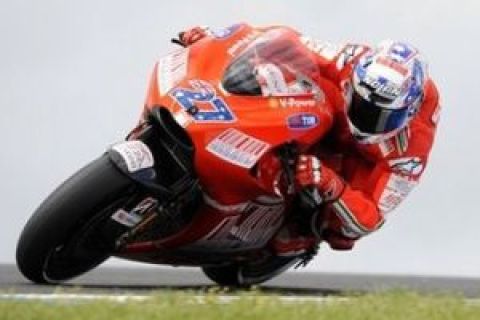 Australia's Casey Stoner controls his bike during the qualifying session at the 2009 Australian MotoGP on Phillip Island, Australia,  Saturday, Oct. 17, 2009. Stoner qualified fastest with Italy's Valentino Rossi second and Dani Pedrosa from Spain third. ( AP Photo/Andrew Brownbill)