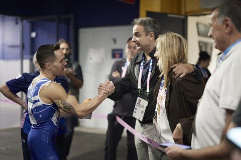 Ολυμπιακοί Αγώνες: Ο Κυριάκος Μητσοτάκης παρακολούθησε τον προκριματικό των κρίκων και είχε τετ α τετ με τον Λευτέρη Πετρούνια