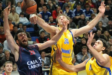 Caja Laboral's Fernando San (L) fights for the ball with Zoran Planinic (C) and Kresimir Loncar (R) of BC Khimki in Khimki, outside Moscow on November 3, 2010 during their Euroleague group A game.   AFP PHOTO/ ALEXANDER NEMENOV (Photo credit should read ALEXANDER NEMENOV/AFP/Getty Images)