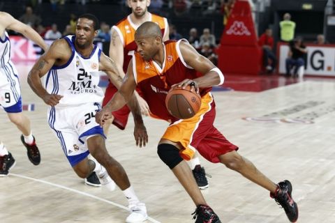 Roma's Charles Smith (R) vies with Madrid's Clay Tucker (L) during their Euroleague basketball match Virtus Roma Real Madrid on November 4, 2010, in Rome.  AFP PHOTO / ELIO CASTORIA (Photo credit should read ELIO CASTORIA/AFP/Getty Images)