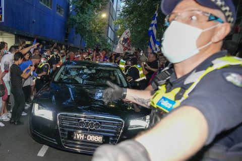 Φίλαθλοι του Τζόκοβιτς προσπαθούν να σταματήσουν ένα αμάξι που θεωρούν πως είναι μέσα ο Σέρβος | 10 Ιανουαρίου 2022