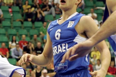 epa01851541 Gal Mekel (R) of Israel fights for the ball with Roko-Leni Ukic (L) of Croatia during their European Basketball Championship, group A, match in Poznan, Poland, 07 September 2009.  EPA/ADAM CIERESZKO **POLAND OUT**