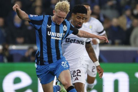 Brugge's Joaquin Seys, left, fights for the ball with Aston Villa's Ian Maatsen during the Champions League opening phase soccer match between Club Brugge and Aston Villa at Jan Breydelstadion in Bruges, Belgium, Wednesday, Nov. 6, 2024. (AP Photo/Geert Vanden Wijngaert)