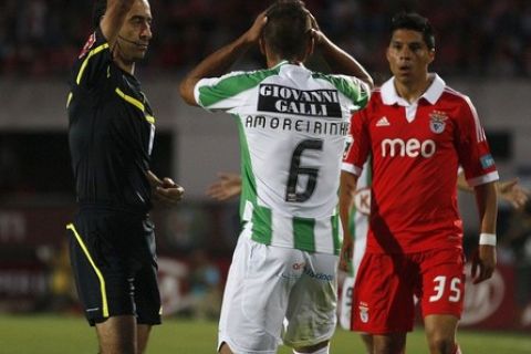 Vitoria Setubal's Amoreirinha (C) receives a red card during their Portuguese Premier League soccer match against Benfica at Bonfim stadium in Setubal August 26, 2012. REUTERS/Rafael Marchante (PORTUGAL - Tags: SPORT SOCCER)