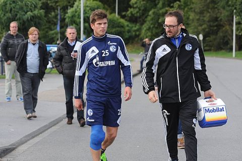 Bildnummer: 14774992  Datum: 14.10.2013  Copyright: imago/Team 2
 14-10-2013, Fussball, Saison 2013-2014, Training FC Schalke 04, Klaas Jan Huntelaar (Schalke 04) verletzte sich im Training erneut am linken Knie, rechts Physiotherapeut Stuart Rickards (Schalke 04) ; Fussball GER 1. BL 2014 xsp x0x 2013 quer Highlight premiumd 1.Bundesliga 13/14 Saison 2013/14 Deutschland S04 Verletzung verletzt Highlights Aufmacher 

Image number 14774992 date 14 10 2013 Copyright imago team 2 14 10 2013 Football Season 2013 2014 Training FC Schalke 04 Klaas Jan Huntelaar Schalke 04 injured to in Training again at left Knee right Physiotherapist Stuart Rickards Schalke 04 Football ger 1 BL 2014  x0x 2013 horizontal Highlight premiumd 1 Bundesliga 13 14 Season 2013 14 Germany S04 Injury injured Highlights Highlight  