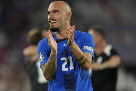 Slovenia's Vanja Drkusic celebrates at the end of a Group C match between the England and Slovenia at the Euro 2024 soccer tournament in Cologne, Germany, Tuesday, June 25, 2024. (AP Photo/Andreea Alexandru)